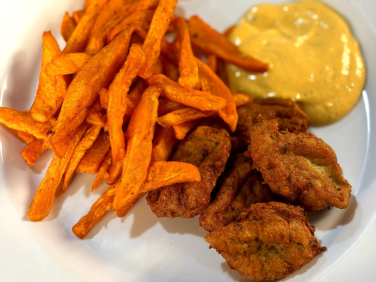 Sweet potato fries with crispy bites and a dipping sauce