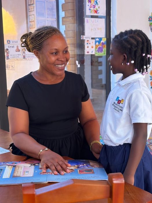 Une enseignante de BrightSteps en train de lire avec une élève